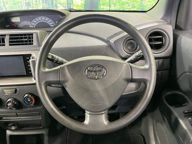 �C���e���A�ɍ��킹���f�U�C���̃X�e�A�����O�́A�^�]�������̂��Ƃ��l���A�^�]���₷���`��A�傫���ł��B�����x�A���ۂɐG���Ă��m���߂��������B