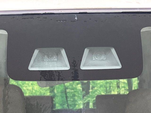 【スマートアシスト】走行中に前方の車両等を認識し、衝突しそうな時は警報とブレーキで衝突回避と被害軽減をアシスト。より安全にドライブをお楽しみいただけます。