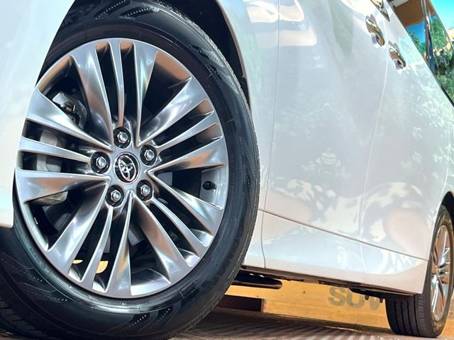 【純正18インチアルミホイール】外観にマッチした純正アルミホイールを装着しております。各種社外アルミホイールや、スタッドレスタイヤも取扱いしております。是非ご相談ください♪