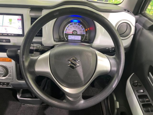 �C���e���A�ɍ��킹���f�U�C���̃X�e�A�����O�́A�^�]�������̂��Ƃ��l���A�^�]���₷���`��A�傫���ł��B�����x�A���ۂɐG���Ă��m���߂��������B