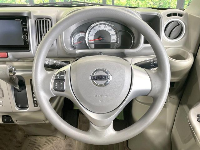 �C���e���A�ɍ��킹���f�U�C���̃X�e�A�����O�́A�^�]�������̂��Ƃ��l���A�^�]���₷���`��A�傫���ł��B�����x�A���ۂɐG���Ă��m���߂��������B