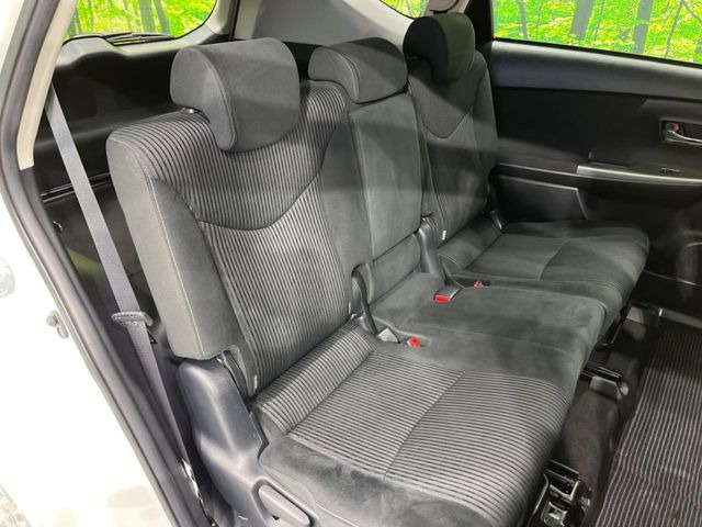 広々とした2列目シートは居住性が高く、居心地も快適!友達や家族とのお出かけにぴったりです。ベビーシートやチャイルドシート使用時も快適にお過ごしいただける十分な空間を確保しています。