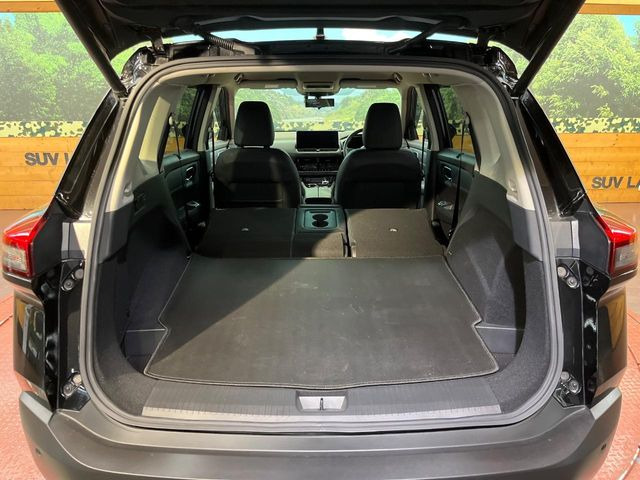 ���i�̂���������ʋ΁A���}���ɏ\���ȉ׎��X�y�[�X���m�ۂ��Ă���܂��B�Z�J���h�V�[�g��|���ƁA�傫�ȉו��̐ύڂ��\�ł���