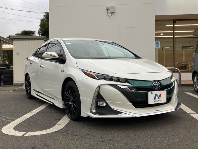 高透明度のガラス皮膜で撥水はもちろん、上質なツヤ・光沢を実現。紫外線や酸性雨から大切な愛車を保護し、色あせ・劣化を防止。「弾スプラッシュコート」、「弾プリミッサコート」からお選びいただけます。