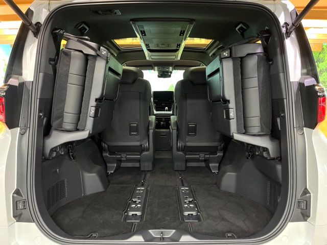 ラゲッジルームは、大容量のスペースを確保。普段のお買い物からレジャーまで、幅広く活躍してくれます!また、リアシートを倒すことでバリエーション豊かにお使いいただけます。