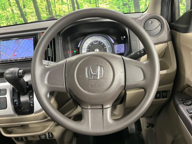 �C���e���A�ɍ��킹���f�U�C���̃X�e�A�����O�́A�^�]�������̂��Ƃ��l���A�^�]���₷���`��A�傫���ł��B�����x�A���ۂɐG���Ă��m���߂��������B