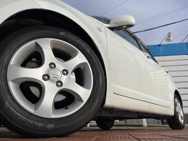 �y����15�C���`�A���~�z�C�[���z�O�ςɃ}�b�`���������A���~�z�C�[���𑕒����Ă���܂��B�e��ЊO�A���~�z�C�[����A�X�^�b�h���X�^�C�����戵�����Ă���܂��B���񂲑��k����������