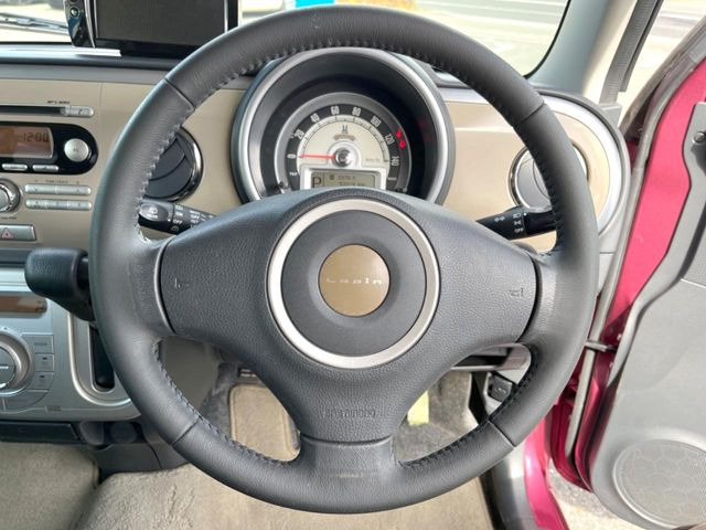 �C���e���A�ɍ��킹���f�U�C���̃X�e�A�����O�́A�^�]�������̂��Ƃ��l���A�^�]���₷���`��A�傫���ł��B�����x�A���ۂɐG���Ă��m���߂��������B