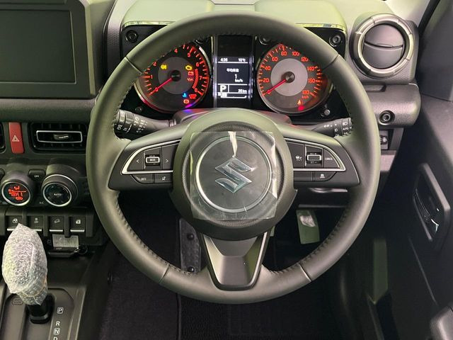 �C���e���A�ɍ��킹���f�U�C���̃X�e�A�����O�́A�^�]�������̂��Ƃ��l���A�^�]���₷���`��A�傫���ł��B�����x�A���ۂɐG���Ă��m���߂��������B