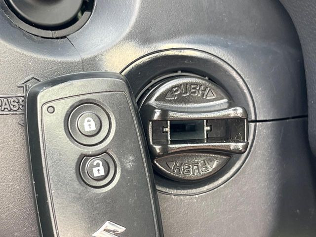 �y�L�[���X�X�^�[�g�V�X�e���z�J�o����|�P�b�g�ɓ��ꂽ�܂܂ł��h�A�̎{���E�������\�ȃX�}�[�g�L�[�𑕔��B�G���W���̃I���E�I�t�����J�M�����o���K�v����������Ƃ��Ă��֗��ł���