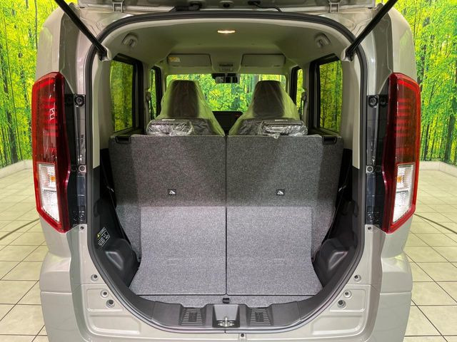 ���i�̂���������ʋ΁A���}���ɏ\���ȉ׎��X�y�[�X���m�ۂ��Ă���܂��B�Z�J���h�V�[�g��|���ƁA�傫�ȉו��̐ύڂ��\�ł���