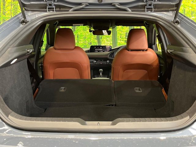 ���i�̂���������ʋ΁A���}���ɏ\���ȉ׎��X�y�[�X���m�ۂ��Ă���܂��B�Z�J���h�V�[�g��|���ƁA�傫�ȉו��̐ύڂ��\�ł���