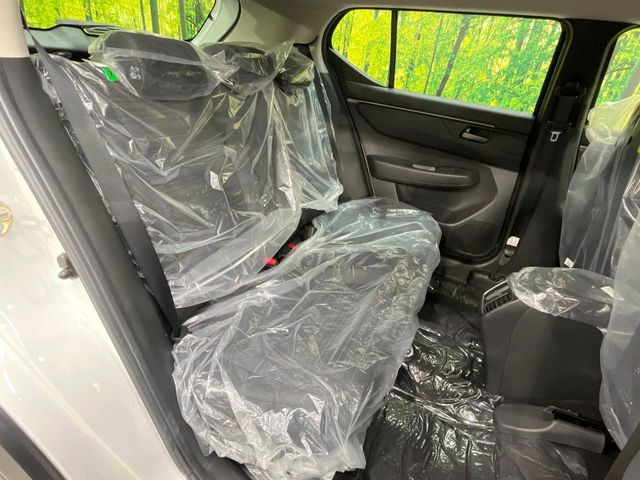 後部座席も気になるようなキズ・汚れやへたり等、大きなダメージはなく、良好な状態です。