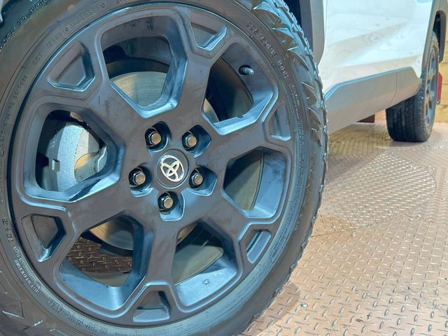 【純正18インチアルミホイール】外観にマッチした純正アルミホイールを装着しております。各種社外アルミホイールや、スタッドレスタイヤも取扱いしております。是非ご相談ください♪