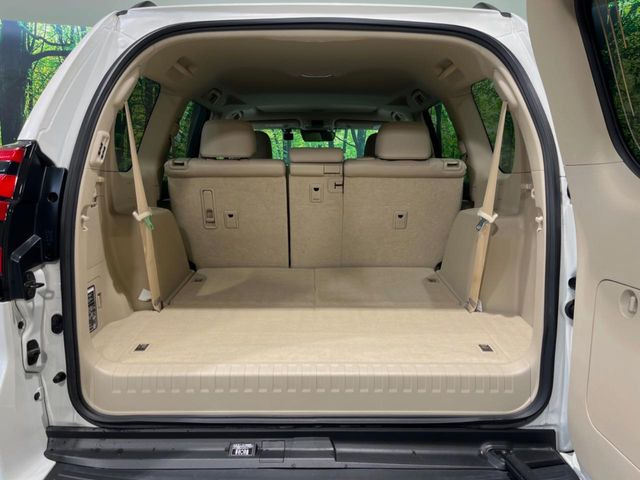 積み下ろしのしやすいデッキにはたっぷりと荷物を積み込んでいただけます。遊びから仕事まで、様々なシーンで頼れます♪