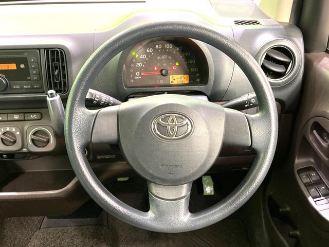 �C���e���A�ɍ��킹���f�U�C���̃X�e�A�����O�́A�^�]�������̂��Ƃ��l���A�^�]���₷���`��A�傫���ł��B�����x�A���ۂɐG���Ă��m���߂��������B