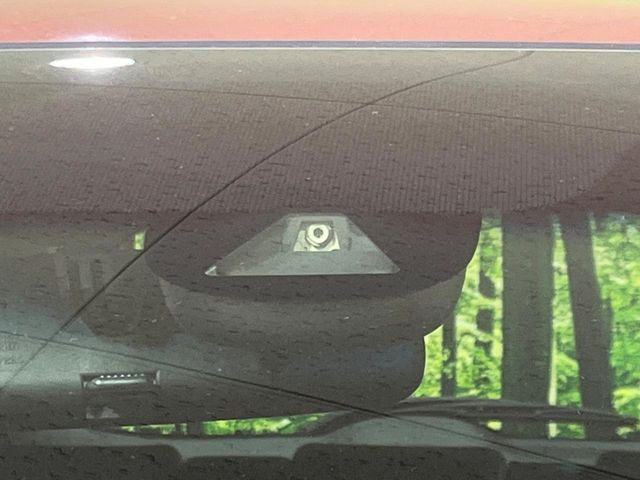 �y�z���_�Z���V���O�z���s���ɑO���̎ԗ�����F�����A�Փ˂������Ȏ��͌x��ƃu���[�L�ŏՓˉ���Ɣ�Q�y�����A�V�X�g�B�����S�Ƀh���C�u�����y���݂��������܂��B