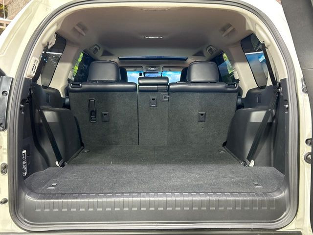 積み下ろしのしやすいデッキにはたっぷりと荷物を積み込んでいただけます。遊びから仕事まで、様々なシーンで頼れます♪