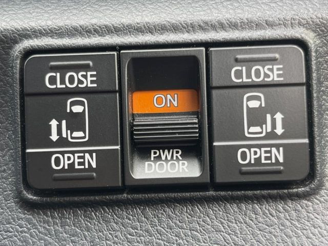 【両側パワースライドドア】スマートキーや運転席のスイッチで後席両側スライドドアの開閉が可能♪電動だから力を入れてドアを開ける必要が無く、小さなお子様でも簡単に開け閉めでき快適です♪