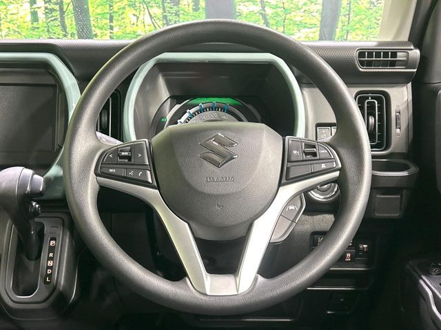 �C���e���A�ɍ��킹���f�U�C���̃X�e�A�����O�́A�^�]�������̂��Ƃ��l���A�^�]���₷���`��A�傫���ł��B�����x�A���ۂɐG���Ă��m���߂��������B