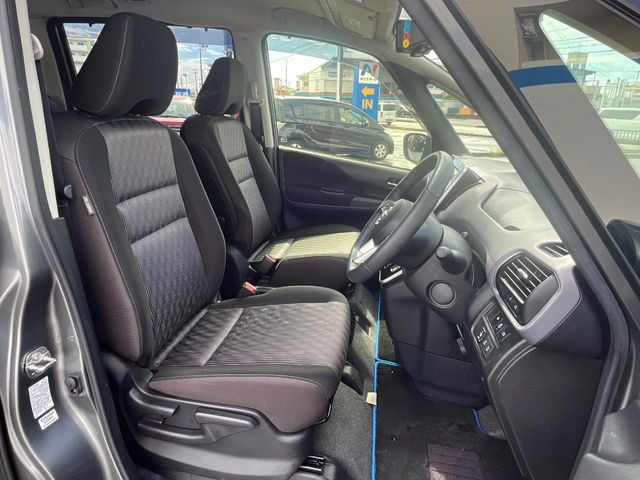 運転席シート廻りは使用感も少なく、良好な状態となっています。丁寧に使われていたことがよくわかりますね。