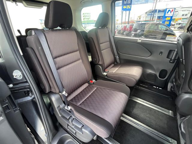 後部座席も気になるようなキズ・汚れやへたり等、大きなダメージはなく、良好な状態です。