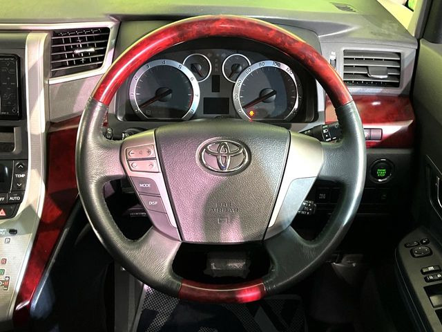 �C���e���A�ɍ��킹���f�U�C���̃X�e�A�����O�́A�^�]�������̂��Ƃ��l���A�^�]���₷���`��A�傫���ł��B�����x�A���ۂɐG���Ă��m���߂��������B