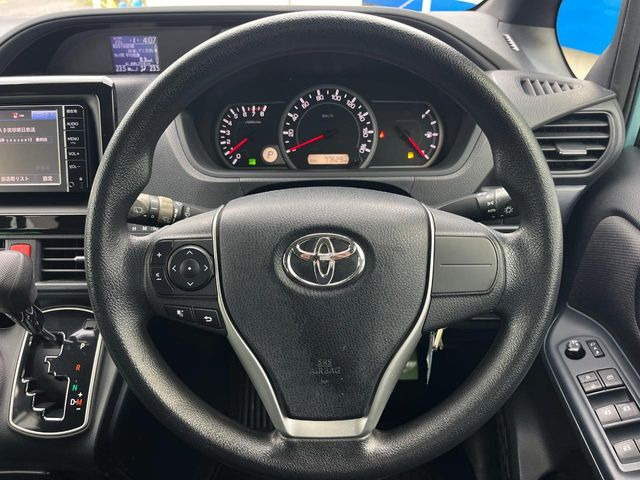 �C���e���A�ɍ��킹���f�U�C���̃X�e�A�����O�́A�^�]�������̂��Ƃ��l���A�^�]���₷���`��A�傫���ł��B�����x�A���ۂɐG���Ă��m���߂��������B