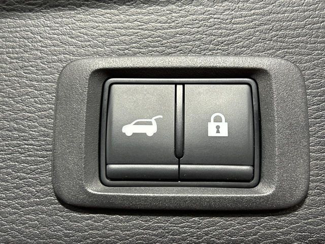 【パワーバックドア】スマートキーや運転席のボタンを押すだけでリアゲートが自動で開閉します!荷物を持っている時や、高い位置にあるバックドアを閉める際に便利な機能です♪