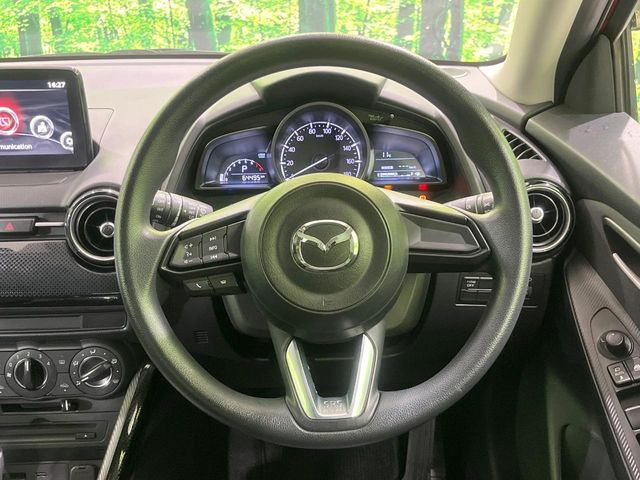 �C���e���A�ɍ��킹���f�U�C���̃X�e�A�����O�́A�^�]�������̂��Ƃ��l���A�^�]���₷���`��A�傫���ł��B�����x�A���ۂɐG���Ă��m���߂��������B