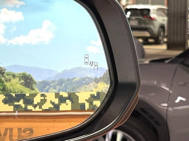 【ブラインドスポットモニター】走行中、ドアミラーの死角になりやすい箇所に後続車が接近するとサイドミラーのレンズに警告を表示!ドライバーに注意喚起をしてくれます。