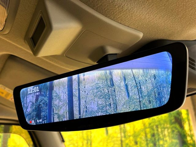 【デジタルインナーミラー】後席の大きな荷物や同乗者で後方が確認しづらい時でも安心!カメラが撮影した車両後方の映像をルームミラー内に表示。クリアな視界で状況の確認が可能です!