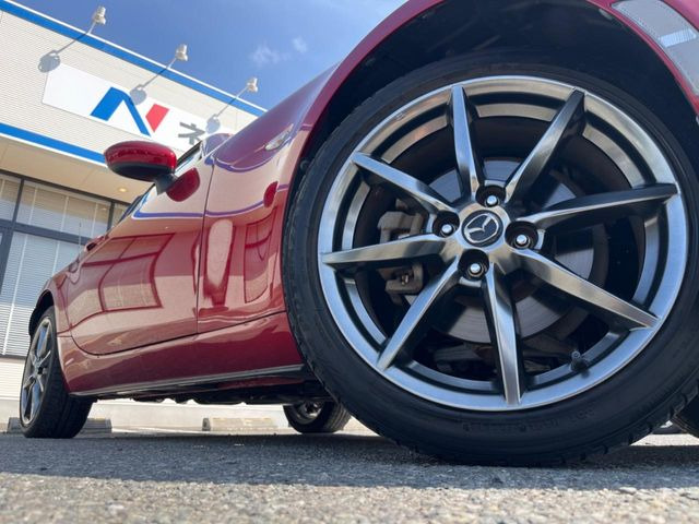 �y����17�C���`�A���~�z�C�[���z�O�ςɃ}�b�`���������A���~�z�C�[���𑕒����Ă���܂��B�e��ЊO�A���~�z�C�[����A�X�^�b�h���X�^�C�����戵�����Ă���܂��B���񂲑��k����������