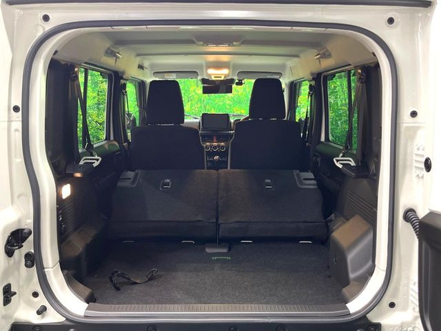 ���i�̂���������ʋ΁A���}���ɏ\���ȉ׎��X�y�[�X���m�ۂ��Ă���܂��B�Z�J���h�V�[�g��|���ƁA�傫�ȉו��̐ύڂ��\�ł���