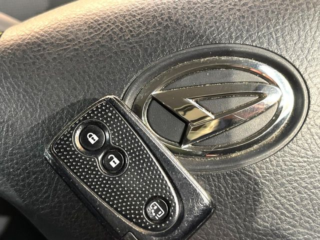 �y�L�[�t���[�V�X�e���z�J�o����|�P�b�g�ɓ��ꂽ�܂܂ł��h�A�̎{���E�������\�ȃX�}�[�g�L�[�𑕔��B�G���W���̃I���E�I�t�����J�M�����o���K�v����������Ƃ��Ă��֗��ł���