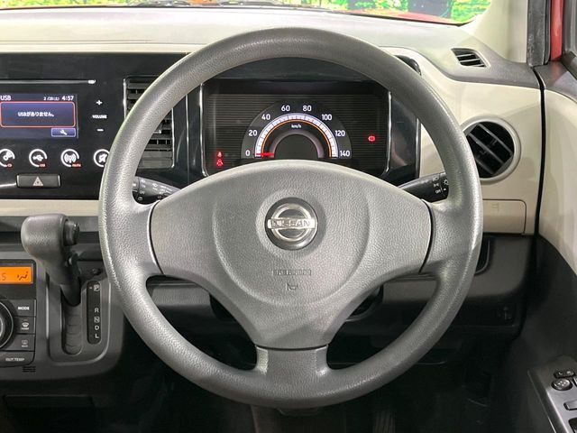 �C���e���A�ɍ��킹���f�U�C���̃X�e�A�����O�́A�^�]�������̂��Ƃ��l���A�^�]���₷���`��A�傫���ł��B�����x�A���ۂɐG���Ă��m���߂��������B