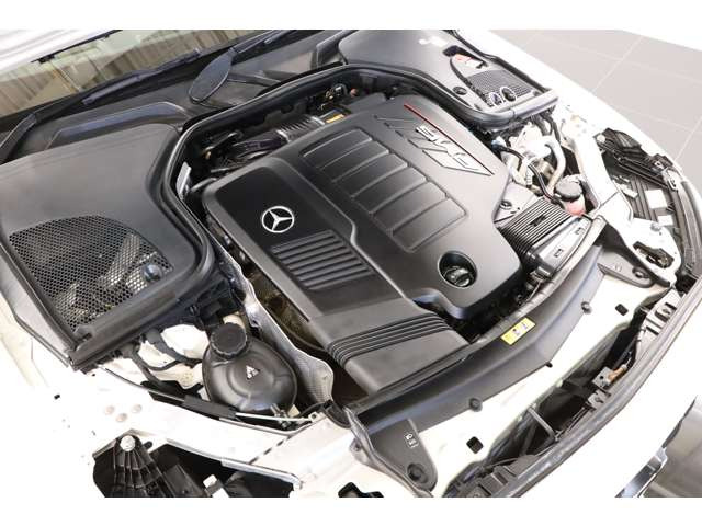 3.0L 直列6気筒DOHCターボ+モーター、エンジン:435ps/53.0kgm モーター:22ps/25.5kgm、全長&times;全幅&times;全高mm 4845&times;1860&times;1430mm、車両重量 2090kg。官能的なサウンドと強烈な加速を楽しむことができます。