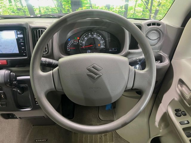 �C���e���A�ɍ��킹���f�U�C���̃X�e�A�����O�́A�^�]�������̂��Ƃ��l���A�^�]���₷���`��A�傫���ł��B�����x�A���ۂɐG���Ă��m���߂��������B