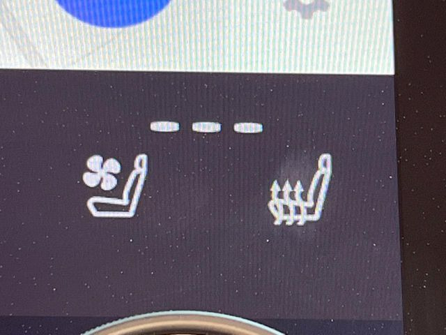 【シートベンチレーション】夏場は涼しい風でお尻や背中の熱やムレを防ぎ、冬はエアコンよりも早く温まってポカポカに!季節を問わず快適に過ごせます。