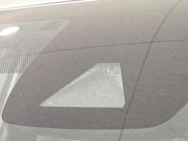 【プリクラッシュセーフティ】前方の車両等を検知し、衝突しそうな時は警報で注意を促し、ブレーキを踏む力をサポート。ブレーキを踏めなかった場合は衝突被害軽減ブレーキが作動、衝突回避をサポートします。