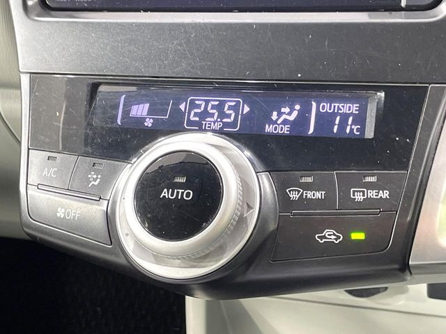 【オートエアコン】一度お好みの温度に設定すれば、車内の温度を検知し風量や温度を自動で調整。暑い&hellip;寒い&hellip;と何度もスイッチ操作をする必要はありません。快適な車内空間には必須の機能ですね♪