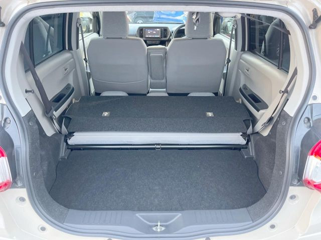 ���i�̂���������ʋ΁A���}���ɏ\���ȉ׎��X�y�[�X���m�ۂ��Ă���܂��B�Z�J���h�V�[�g��|���ƁA�傫�ȉו��̐ύڂ��\�ł���