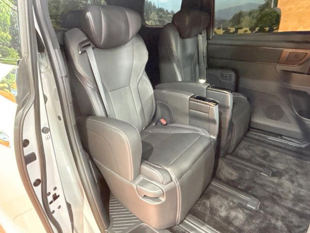 後部座席も気になるようなキズ・汚れやへたり等、大きなダメージはなく、良好な状態です。