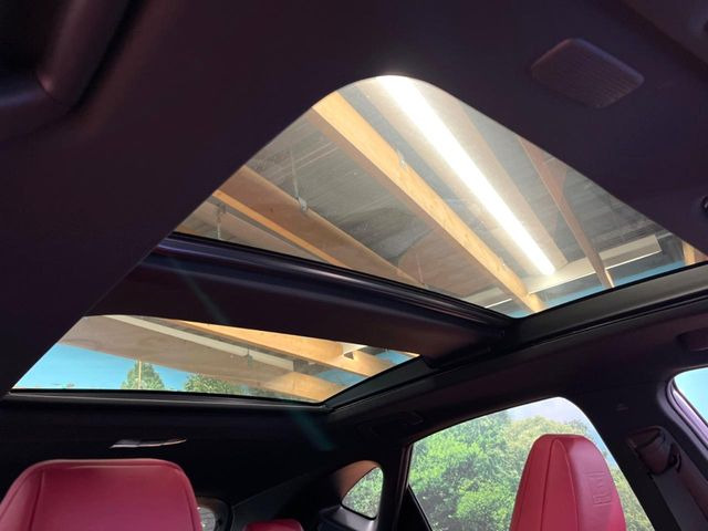 【大型サンルーフ】車内の解放感が一気に上がる大型のパノラマルーフ!季節を問わず開放的で快適なドライブをお楽しみいただけます。流通量も少なく希少価値の高い人気の装備です♪