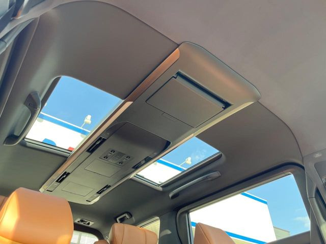 【左右独立ムーンルーフ】2列目左右席にそれぞれ配置されたガラスルーフ!日差しに合わせて片側だけシェードを閉めることも可能です!