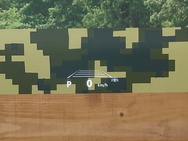 【カラーヘッドアップディスプレイ】現在の速度や走行情報をデジタル表示で運転席前方のガラスに投影!カラー付きで視認性も高く、運転中目線をずらさず必要な情報を確認できるのでとっても便利で安心!