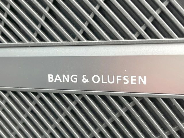��Bang&Olufsen�T�E���h�V�X�e��(�I�v�V��������):�����C���e���A���������̃v���~�A���T�E���h�V�X�e���𑕔����Ă���A���i�����Տꊴ�̂��鉹�y���ԓ��ł��y���݂��������܂��B