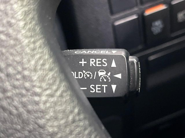 【レーダークルーズコントロール】高速道路での長距離走行が楽に!!自動で速度を保つクルーズコントロールが、衝突軽減システムと連携し、前方の車両を感知して車間を保つように速度調節してくれます!!