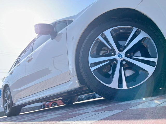 �y����17�C���`�A���~�z�C�[���z�O�ςɃ}�b�`���������A���~�z�C�[���𑕒����Ă���܂��B�e��ЊO�A���~�z�C�[����A�X�^�b�h���X�^�C�����戵�����Ă���܂��B���񂲑��k����������