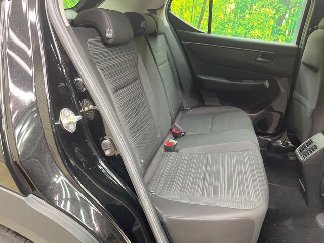 広々とした2列目シートは居住性が高く、居心地も快適!友達や家族とのお出かけにぴったりです。ベビーシートやチャイルドシート使用時も快適にお過ごしいただける十分な空間を確保しています。